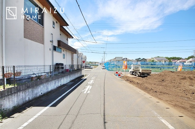 【前面道路含む現地写真】 | お車の運転に自信のない方でも安心かなと思います。とても解放感があり、日当たりも気持ちよさそうです。