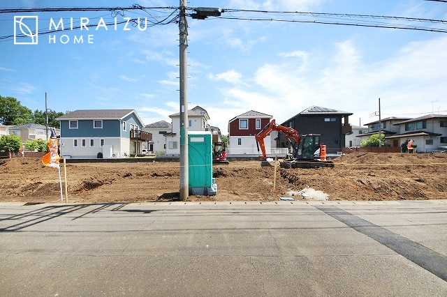 【前面道路含む現地写真】 | 通勤や家族の送迎など、毎日の生活にマイカーが欠かせない方にとって駐車場は大事な条件。敷地内にカースペースがあれば、お出かけやお買い物の際の搬入出も楽々です。