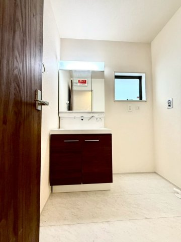 リーブルガーデンうるま市前原・４号棟の独立洗面台|ハンドシャワー付き洗面化粧台＆洗濯機置き場／洗面室に窓