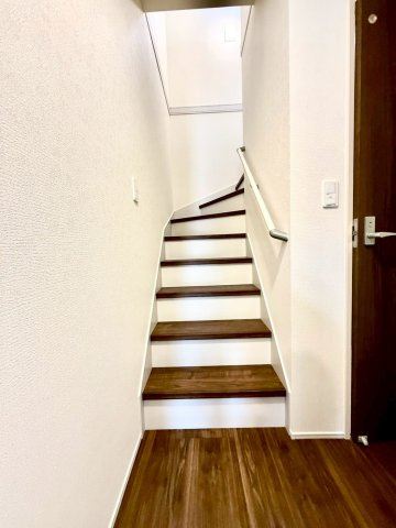 リーブルガーデンうるま市前原・４号棟のその他|手すり付き階段
