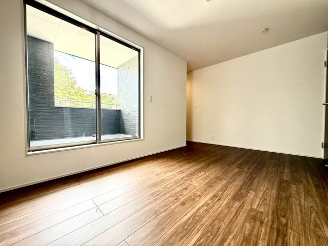 リーブルガーデンうるま市前原・４号棟の洋室|二面採光の２階洋室7.5帖／バルコニー出入口＆WIC付き