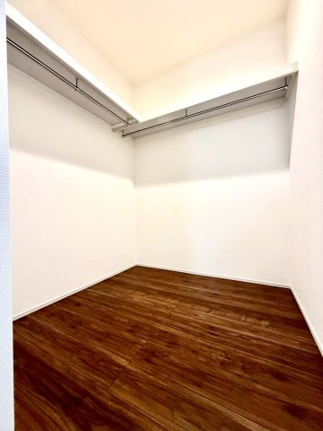 リーブルガーデンうるま市前原・４号棟の洋室|２階洋室7.5帖には、季節物の入れ替えが楽々なWICを設置