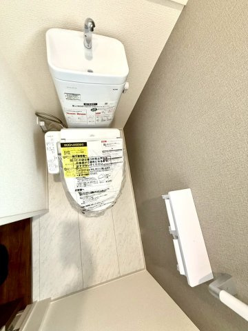 リーブルガーデンうるま市前原・４号棟のトイレ|２階トイレ・換気窓＆手すり付き／洗浄便座／アクセントクロス