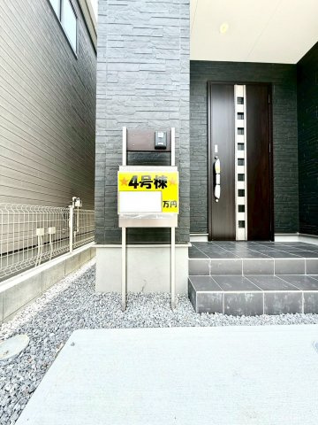 リーブルガーデンうるま市前原・４号棟のその他|玄関ポーチ／TVモニター付きインターフォンで防犯対策も◎