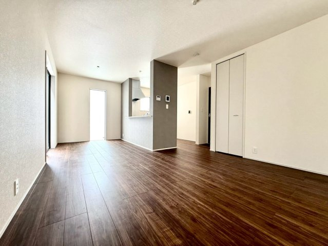 リーブルガーデンうるま市前原・４号棟の居間・リビング|二面採光で明るくゆったりとしたLDK16帖／対面式キッチン