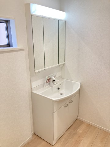 クレイドルガーデン前橋市堀之下町第１　3号棟の独立洗面台|シャワー水栓付き洗面台で朝の身支度もバッチリです！
洗面台には収納スペースもあり洗面室もすっきり片付きますよ！