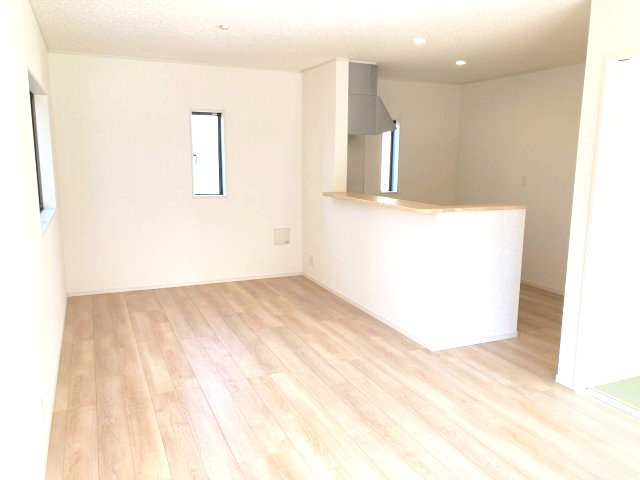 クレイドルガーデン前橋市堀之下町第１　3号棟の居間・リビング|【イメージ画像】ゆったり過ごせる16.2帖リビングです
人気の対面式キッチンを配した空間はお好みの家具も合わせやすく、家族がくつろぐ快適な空間造りをサポート。窓からは明るい陽光が差し込みます。