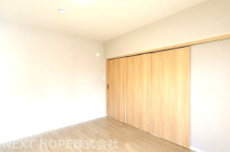 【洋室】 | オリーブハイツ姫島 | リビングに隣接した洋室６帖です♪建具をオープンにしていただくとリビングからの広がる空間を確保できます！！
