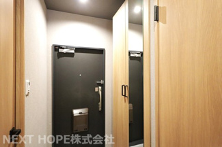 【玄関】 | オリーブハイツ姫島 | 玄関には大きなシューズBOXが設けられております♪ご家族のたくさんの靴がスッキリ収納できます！
