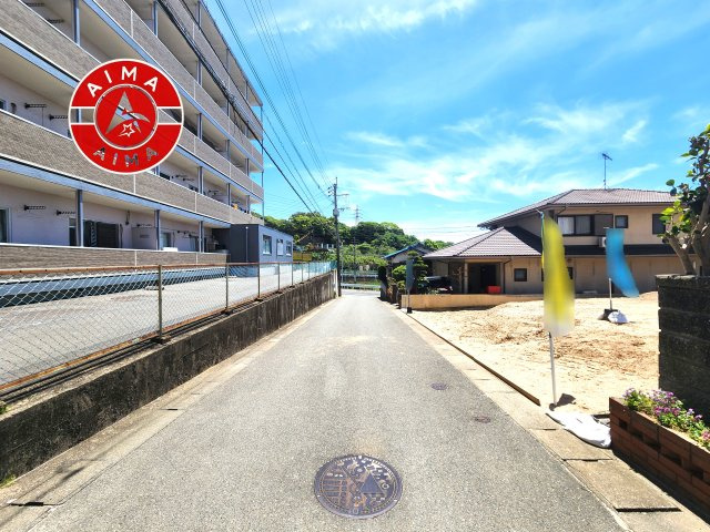 福岡市博多区月隈6丁目第1-2棟（2号棟）の前面道路含む現地写真|前面道路は閑静な住宅地をはしる車通りの少ない道路。お車の出し入れが苦手なママや小さなお子様にも安心ですね。しっかり舗装もされているので、ベビーカーや自転車で通っても快適に通行できます。