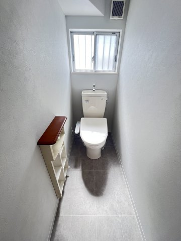 広陵町大字古寺のトイレ|1階2階にトイレがあります。どちらも背面に窓があり換気ができます。