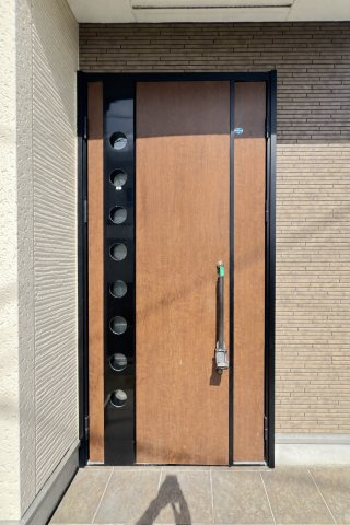 広陵町大字古寺の玄関|外の光を取り込める玄関ドアです。