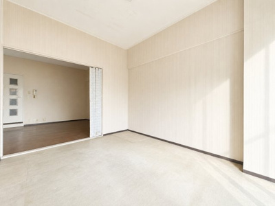 【洋室】 | ドミール生麦　生麦駅まで6分/南向きで陽当良好/3駅利用可 | ◆室内はいつも明るい印象なので気持ちの良い朝を迎えられます。各部屋にはクローゼットを完備しており、収納が多いお家はすっきりして快適空間です。　※画像は加工しております。