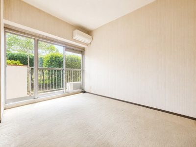 【洋室】 | ドミール生麦　生麦駅まで6分/南向きで陽当良好/3駅利用可 | ◆柔らかい陽光が差し込む明るいお部屋を演出する設計。彩光の取れる窓が気持ちの良いお部屋を創り上げます。　※画像は加工しております。