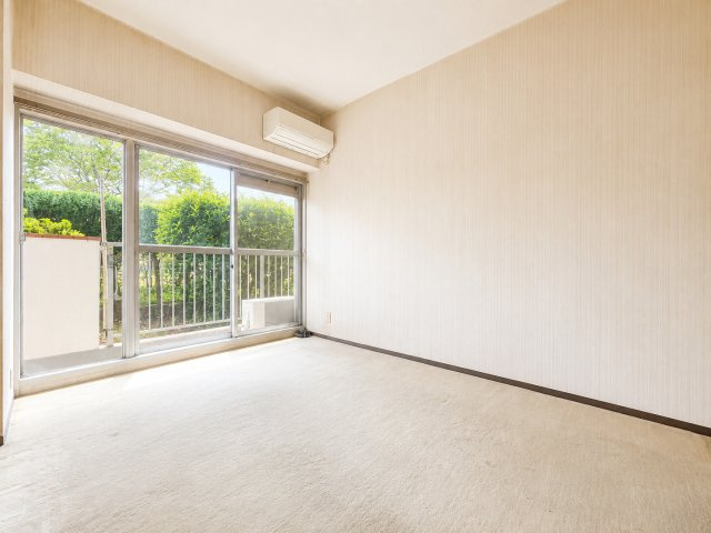 【洋室】 | ドミール生麦　生麦駅まで6分/南向きで陽当良好/3駅利用可 | ◆柔らかい陽光が差し込む明るいお部屋を演出する設計。彩光の取れる窓が気持ちの良いお部屋を創り上げます。　※画像は加工しております。