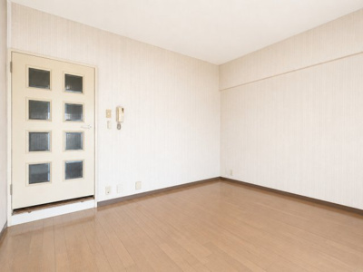 【居間・リビング】 | ドミール生麦　生麦駅まで6分/南向きで陽当良好/3駅利用可 | ◆ご家族の会話がはずむ、開放的なＬＤＫです。休日はお陽さまの光をたっぷりととりこめるぽかぽかリビングで過ごしませんか？　※画像は加工しております。