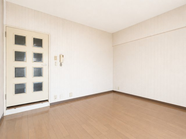 【居間・リビング】 | ドミール生麦　生麦駅まで6分/南向きで陽当良好/3駅利用可 | ◆ご家族の会話がはずむ、開放的なＬＤＫです。休日はお陽さまの光をたっぷりととりこめるぽかぽかリビングで過ごしませんか？　※画像は加工しております。