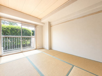 【和室】 | ドミール生麦　生麦駅まで6分/南向きで陽当良好/3駅利用可 | ◆子どものスタディ空間として、あるいは書斎やホビールームとして生活スタイルに合わせて使えるプライベートルーム。居心地のいい落ち着いたインテリアが似合います。　※画像は加工しております。