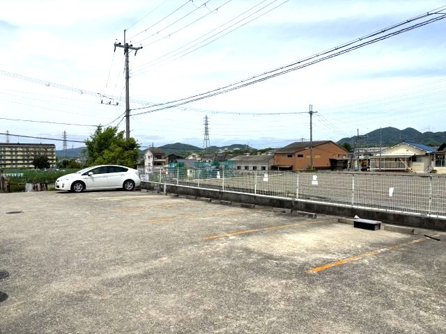 光ハイツ・杉本の駐車場
