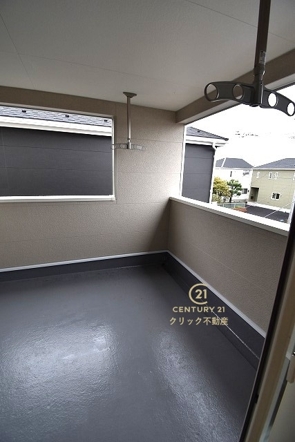 Cradlegarden　 水戸市平須町　第8　2のバルコニー|インナーバルコニーは洗濯物外干し派の強い味方！天気が変わりやすい季節の外出も安心です。外出が難しい日に出るだけでも気分転換になる、嬉しいスペースです。