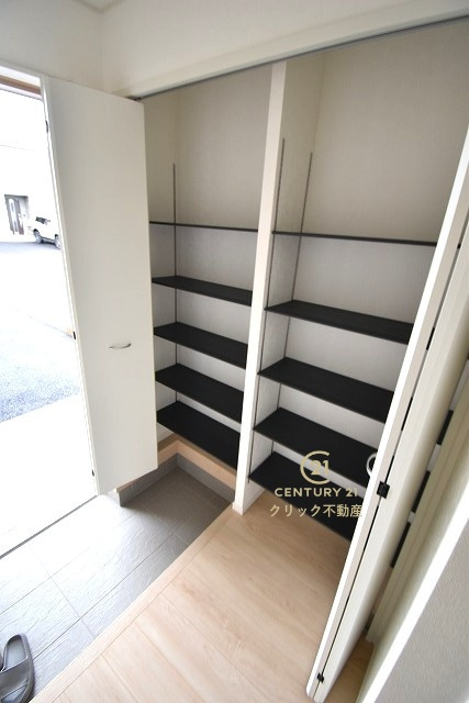 Cradlegarden　 水戸市平須町　第8　2の玄関|玄関収納の扉の中は可動棚ですので、用途に合わせた自由な使い方ができます。