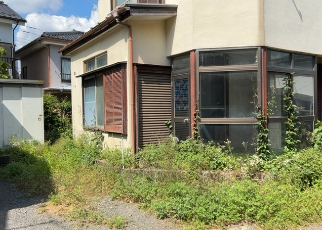 【外観】 | 現地に行くなら、物件の周囲の地形がどうなっているかを見ることも大切です。周辺より低くなっている土地では、大雨などで水が集まりやすいため、地盤が弱くなっているということも考えられるため、注意が必要です。