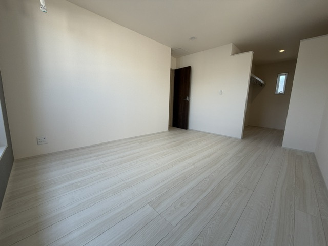 盛岡市南仙北3丁目の洋室|白い壁の部屋は、明るく開放的な雰囲気をつくり広く感じられるのが魅力です