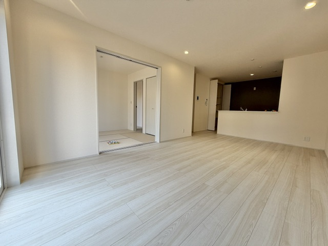 盛岡市南仙北3丁目の居間・リビング|自然光が差し込み、家族が集まる心地よい空間です。