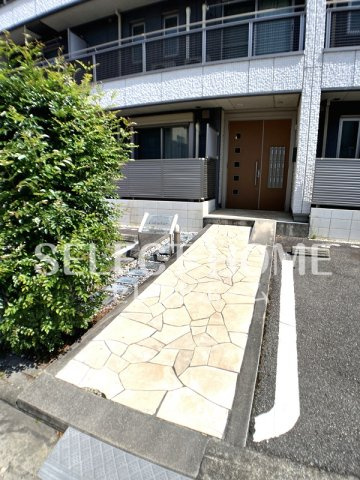 【エントランス】 | カランドリエ | 落ち着いたエントランスです