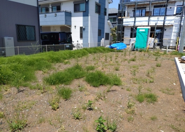 【外観】 | 土地の形が極端に長細かったり、狭小地、あるいは道路との高低差がある傾斜地だった場合、後々売ろうとしても買い手がつかない場合もあります。後々、売却することになった時に価値の下がらない土地を選びましょう。