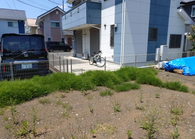 【外観】 | 家を建てる場合、方位は要チェックです。現実的に日当たりのよい家ならばリビングは南側、建築基準法でも北側に当たる家への配慮は求められています。土地を見学に行く際は、方位磁針を持って行くようにしましょう。