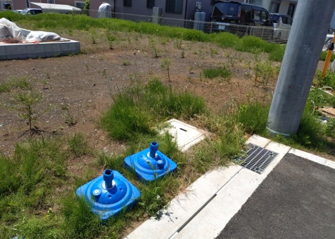 【外観】 | 土地の前の道路に消火栓が設置されていることがあります。この場合、道路交通法第45条第1項により、駐車禁止の場所が指定されています。そのため、車庫などの駐車スペースをつくることができない場合があります。