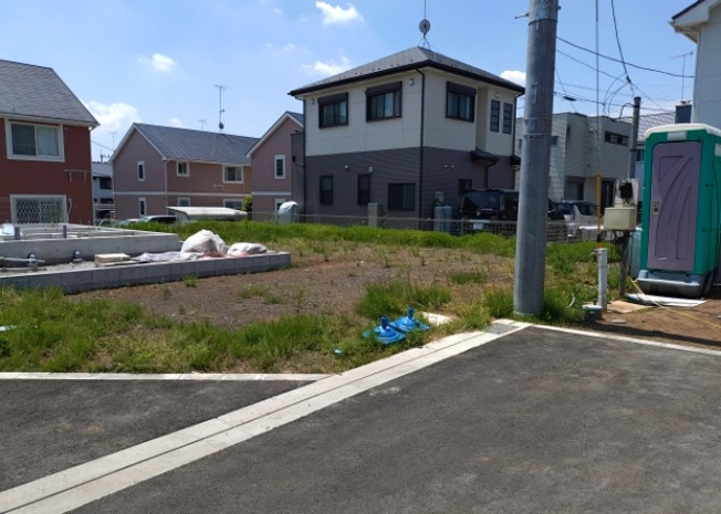 【外観】 | 現地に行くなら、物件の周囲の地形がどうなっているかを見ることも大切です。周辺より低くなっている土地では、大雨などで水が集まりやすいため、地盤が弱くなっているということも考えられるため、注意が必要です。