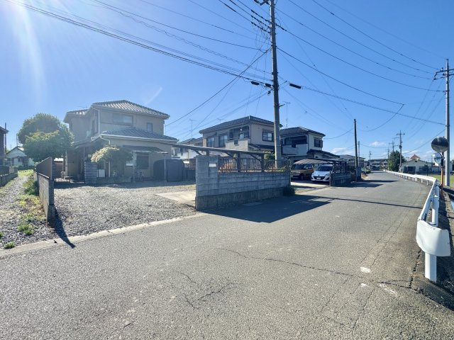 結城市結城中古戸建の前面道路含む現地写真