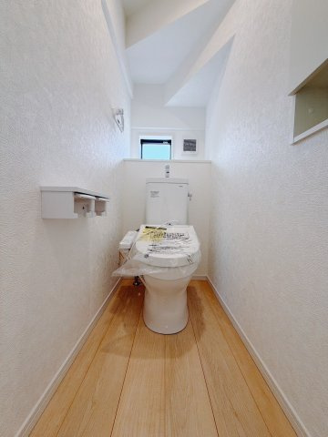 【新築戸建】太田市新田木崎町第10のトイレ|■トイレ｜1階と2階にトイレがございます♪壁には小物を置けるスペースがあるのでトイレットペーパーのストックを置いておくのにも便利です♪写真などを飾ってもおしゃれですね♪