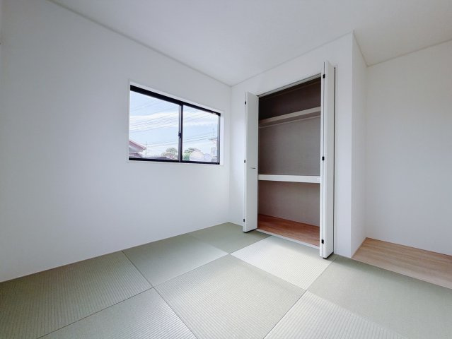 【新築戸建】太田市新田木崎町第10の和室|■和室｜お子様のお昼寝スペースや、洗濯物をたたむのに便利です。客間やリビングの延長としても使えます♪