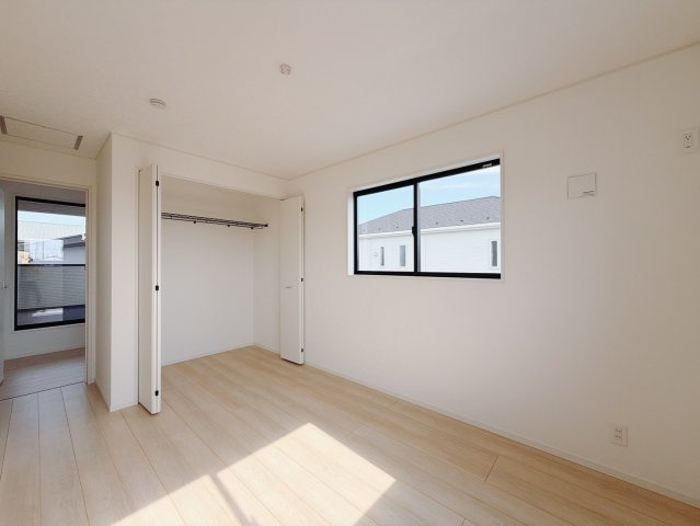 【新築戸建】太田市新田木崎町第10の洋室|■洋室｜2階各居室には収納をご用意しています♪常にお部屋を綺麗に保てます！小さなお子様も自然とお片付けができるようになるのでうれしいですよね！