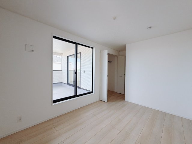【新築戸建】太田市新田木崎町第10の洋室|■洋室｜ナチュラルカラーの床です。模様替えなどとても楽しく工夫できます♪陽当たり、風通しもとても良いので毎日快適な生活スタートです！