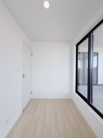 【新築戸建】太田市新田木崎町第10のランドリースペース|■サンルーム｜天候に左右されず洗濯物が干せるので、家事効率がグッと上がります。砂埃や花粉を気にしなくて良いのも嬉しいポイントです♪