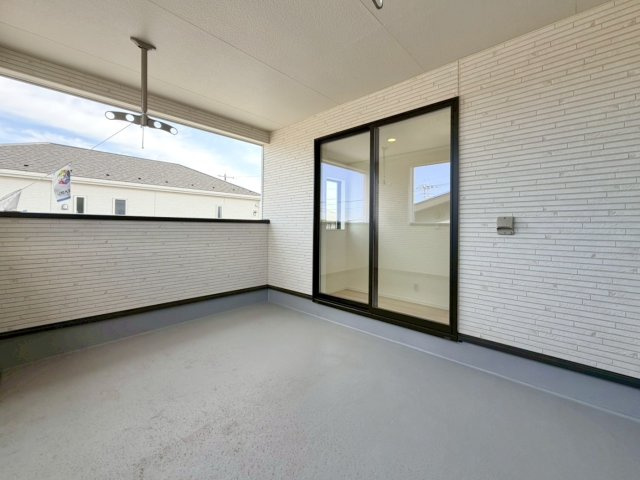 【新築戸建】太田市新田木崎町第10のバルコニー|■バルコニー｜普通のバルコニーより広い仕様のバルコニー。洗濯物やお布団だけでなく雨の日にたまった洗濯物はもちろん、プランターを置くことで家庭菜園も可能です♪