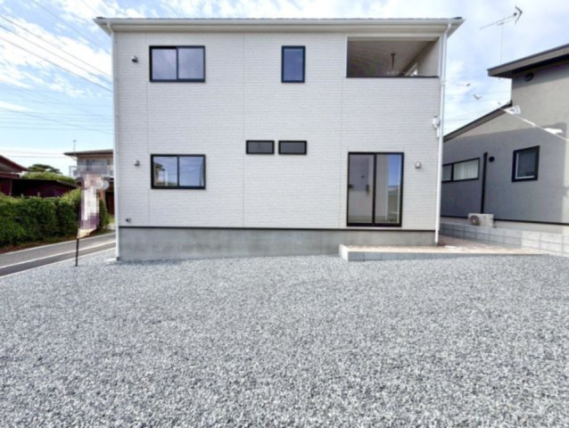 【新築戸建】太田市新田木崎町第10の外観|■外観｜白ベースの外観は清潔感あふれる明るい印象的で、周囲の景観にも自然と調和しながらやわらかく上品な雰囲気を演出させてくれます♪