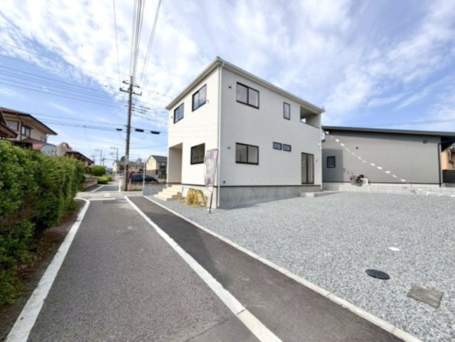 【新築戸建】太田市新田木崎町第10の外観|■外観｜広々とした駐車スペースで楽々駐車可能！お買い物後もスムーズにお荷物を運べます♪