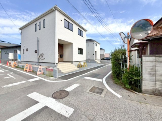 【新築戸建】太田市新田木崎町第10の外観|■外観｜角地に位置しているため開放感があり、日当たりや風通しも良好で、快適な生活環境が整っています♪