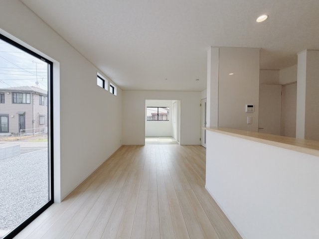 【新築戸建】太田市新田木崎町第10の居間・リビング|■リビング｜シンプルな色味のためインテリアや小物で自由にアクセントを加えやすいのが魅力であり、日常の空間をオシャレに見せてくれます。