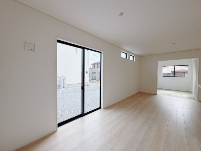 【新築戸建】太田市新田木崎町第10の居間・リビング|■リビング｜大きい窓からあたたかいたっぷりの光が入ります♪開放的な空間で毎日をもっと快適に(*＾＾*)