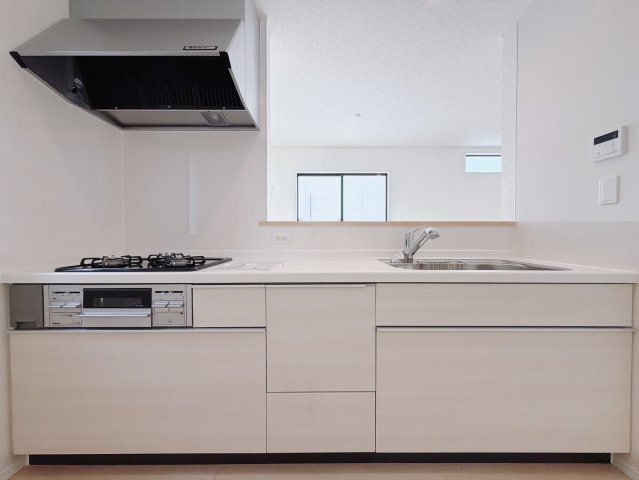 【新築戸建】太田市新田木崎町第10のキッチン|■キッチン｜全スライド式収納キッチン。鍋やお皿の出し入れもラクラクです☆また、ワークトップ幅が広く、お子さまと並んで料理ができます♪