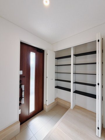 【新築戸建】太田市新田木崎町第10の玄関|■玄関｜家族みんなの靴が丸々しまえます♪これからお子様が大きくなっても安心ですね。靴をしまって、すっきりとした玄関で開放感も味わえます。