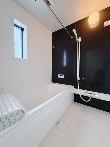 【新築戸建】太田市新田木崎町第10の浴室|■浴室｜大人が足を伸ばしても入れる広々浴槽ですので、肩まで浸かって体全体をしっかり温められます。窓がついておりますので、湿気で篭りがちなバスルームも換気することができます( ＾＾ )