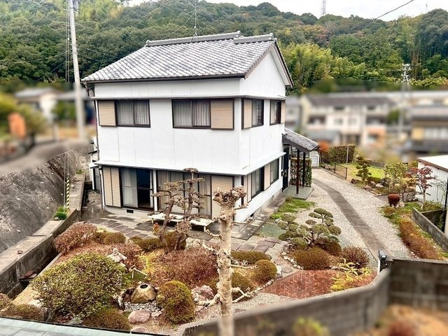 「敷地194坪の広大な敷地」高知市大津甲　中古一戸建ての外観|隣家との距離があり、ゆったりと過ごせます。