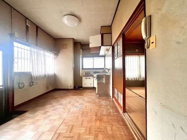 「敷地194坪の広大な敷地」高知市大津甲　中古一戸建ての居間・リビング|視界が抜ける心地よさ。窓が多く、実際の面積以上の開放感を演出。